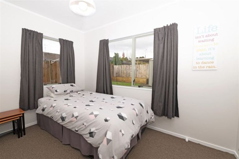 Photo of property in 3 Lori Place, Massey, Auckland, 0614