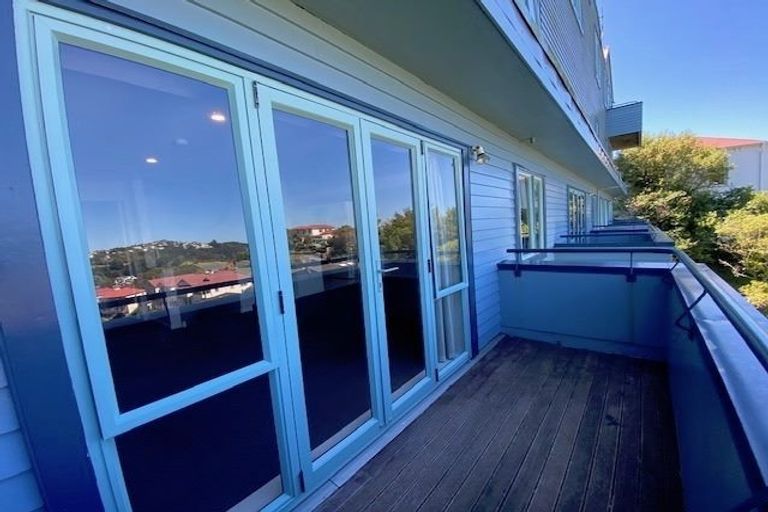 Photo of property in 2/93a Kelburn Parade, Kelburn, Wellington, 6012