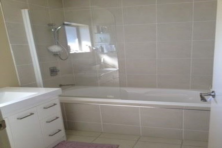 Photo of property in 13 Bordeaux Parade, Te Atatu South, Auckland, 0610