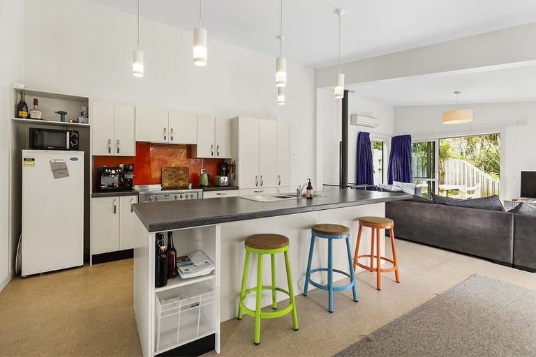 Photo of property in 28 Rarangi Way, Owhiro Bay, Wellington, 6023