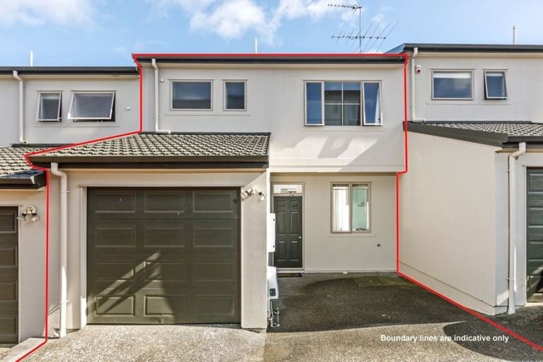 Photo of property in 2/34 Fields Parade, Oteha, Auckland, 0632