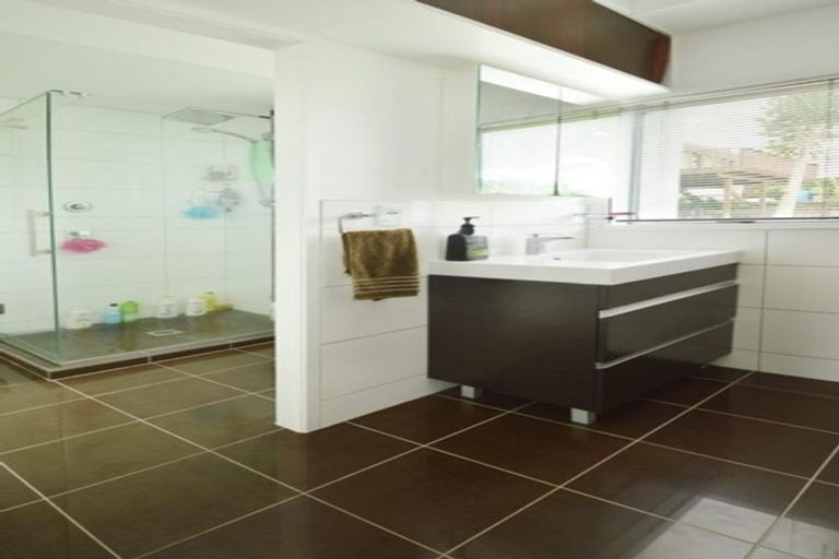 Photo of property in 42 Lynbrooke Avenue, Blockhouse Bay, Auckland, 0600