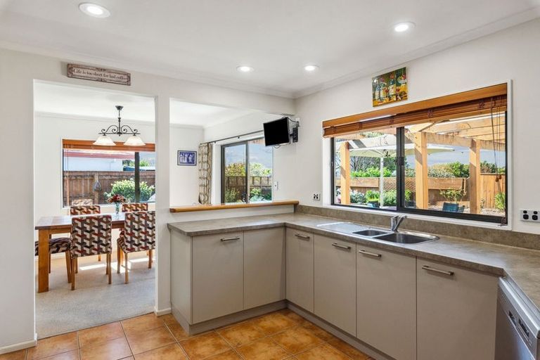 Photo of property in 27 Quadrant Heights, Paraparaumu, 5032