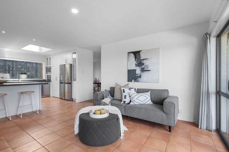 Photo of property in 25 Marina View Drive, West Harbour, Auckland, 0618