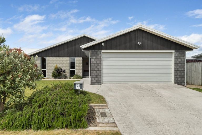 Photo of property in 21 Butterworth Crescent, Papamoa Beach, Papamoa, 3118
