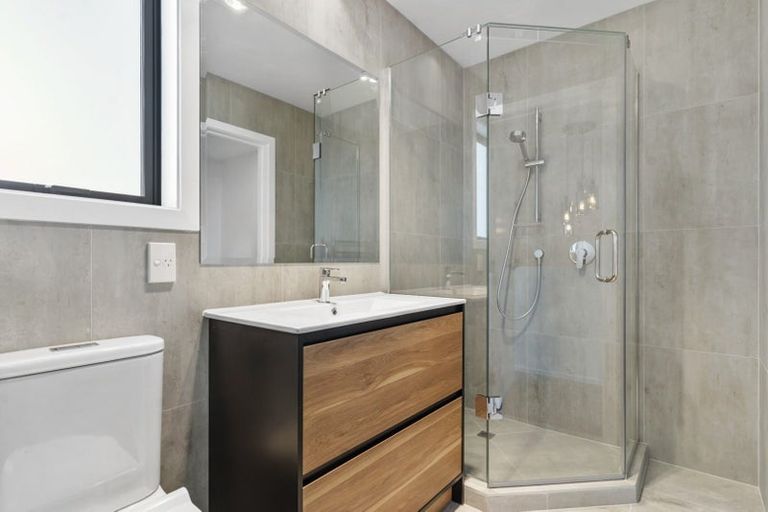 Photo of property in 8e Tahinga Street, Northcote, Auckland, 0627