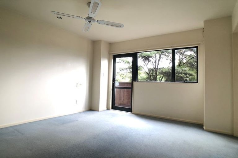 Photo of property in 12 Springwater Vale, Unsworth Heights, Auckland, 0632