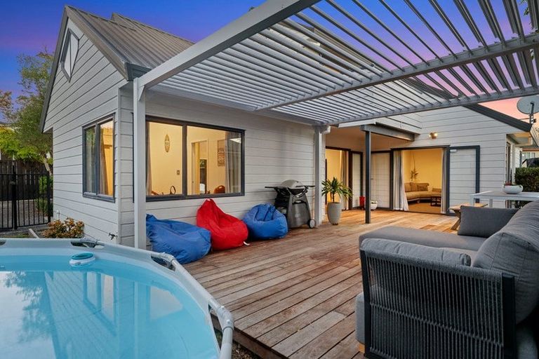 Photo of property in 2/8 Phillip Parade, Forrest Hill, Auckland, 0620