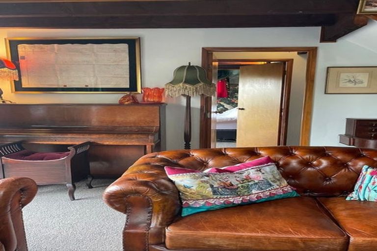 Photo of property in 556 Scenic Drive, Waiatarua, Auckland, 0612