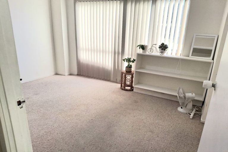 Photo of property in 10 Cyclarama Crescent, Massey, Auckland, 0614