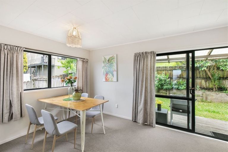Photo of property in 2/11 Kupari Place, Totara Vale, Auckland, 0629