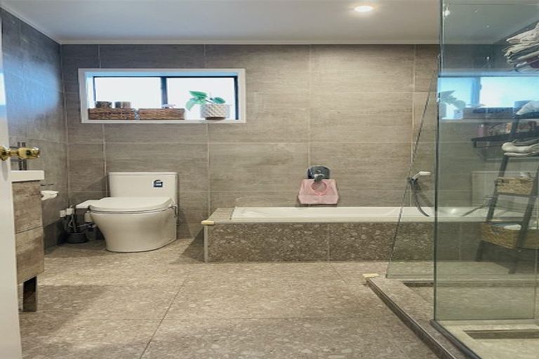 Photo of property in 27 Westpark Drive, West Harbour, Auckland, 0618