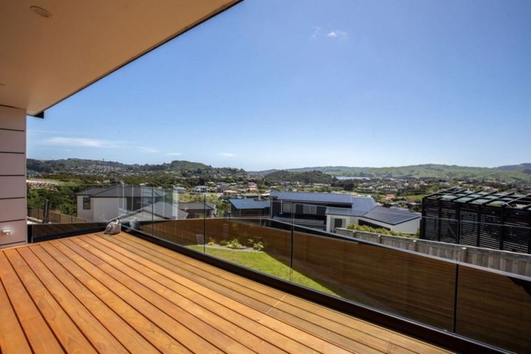 Photo of property in 2 Madeira Close, Whitby, Porirua, 5024