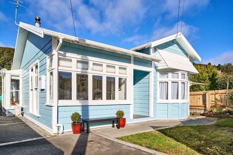 Photo of property in 45 Pukatea Street, Eastbourne, Lower Hutt, 5013