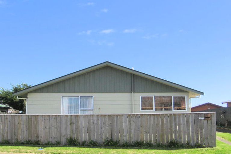 Photo of property in 16 Thomas Place, Foxton Beach, Foxton, 4815