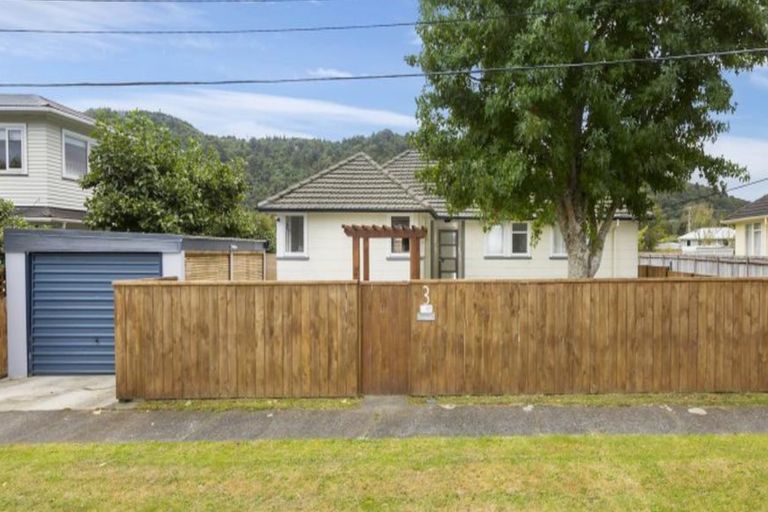 Photo of property in 3 Hector Grove, Trentham, Upper Hutt, 5018