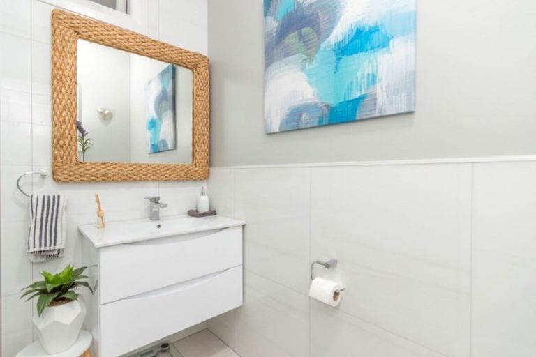 Photo of property in 12 Napier Road, Terrace End, Palmerston North, 4410