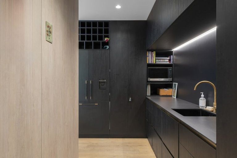 Photo of property in 32 Mount Pleasant Road, Mount Pleasant, Christchurch, 8081