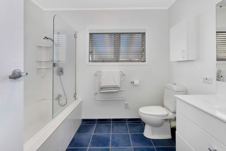 Photo of property in 17a St Michaels Avenue, Point Chevalier, Auckland, 1022
