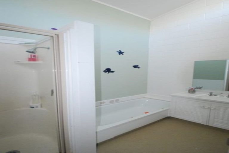 Photo of property in 4/6 Robertson Street, Owhiro Bay, Wellington, 6023