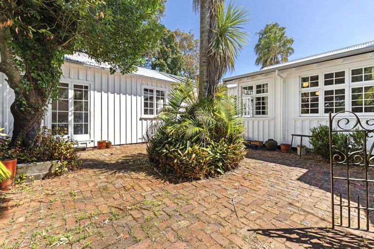Photo of property in 90 Pendarves Street, New Plymouth, 4310