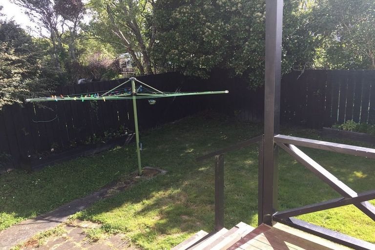 Photo of property in 17a Kingsbridge Place, Newlands, Wellington, 6037