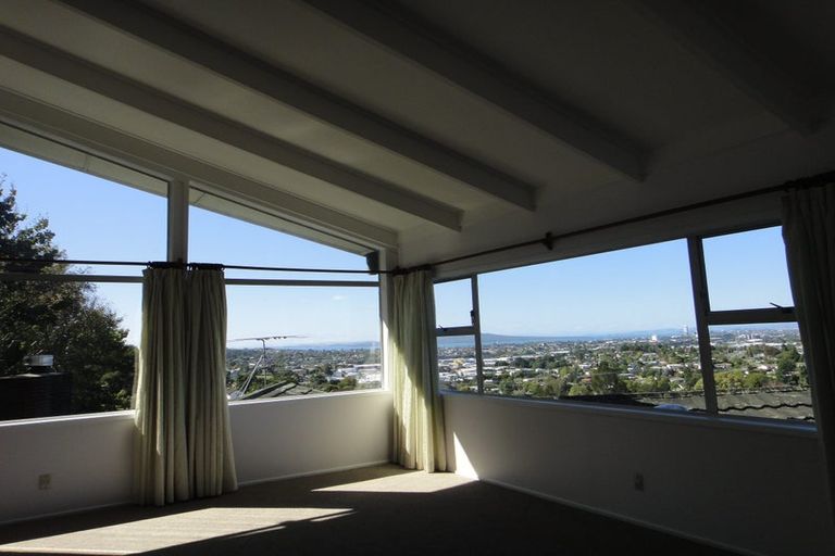 Photo of property in 639a Glenfield Road, Totara Vale, Auckland, 0629