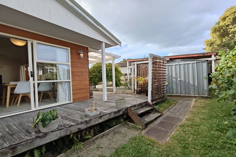 Photo of property in 2/28 Caribbean Drive, Unsworth Heights, Auckland, 0632
