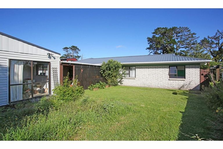 Photo of property in 8 Godwit Place, Waiuku, 2123
