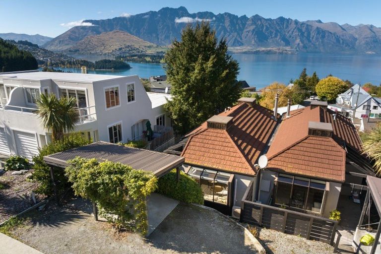 Photo of property in 17b Wynyard Crescent, Fernhill, Queenstown, 9300