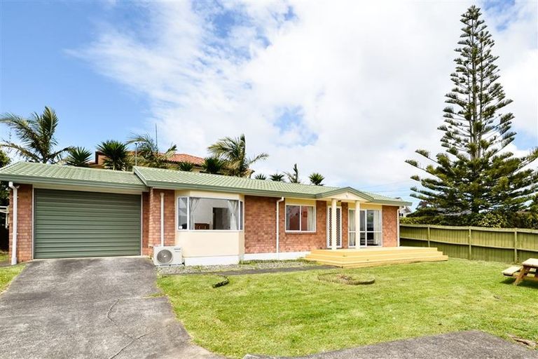 Photo of property in 19a Ashbourne Place, Glendene, Auckland, 0602