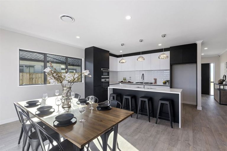 Photo of property in 18 Gilbransen Road, Kumeu, 0810