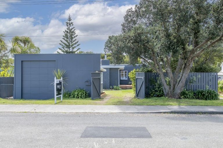 Photo of property in 14 Toi Street, Otaki Beach, Otaki, 5512