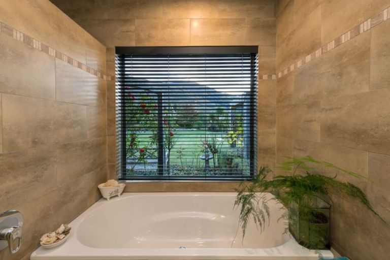 Photo of property in 5 Hollyhock Lane, Wanaka, 9305