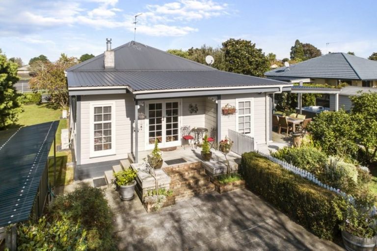 Photo of property in 1 Puriri Road, Pukekohe, 2120