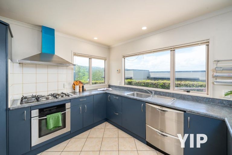 Photo of property in 45 Tamworth Crescent, Newlands, Wellington, 6037