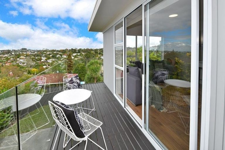 Photo of property in 2/546 Beach Road, Rothesay Bay, Auckland, 0630