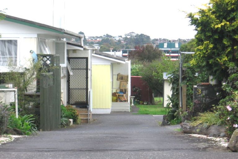 Photo of property in 5/3 Buscomb Avenue, Henderson, Auckland, 0610