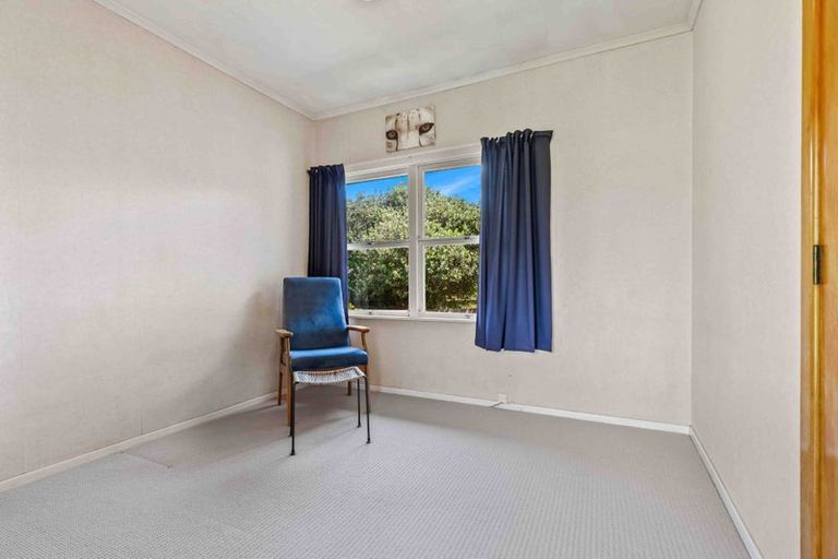 Photo of property in 35 Yeovil Road, Te Atatu Peninsula, Auckland, 0610