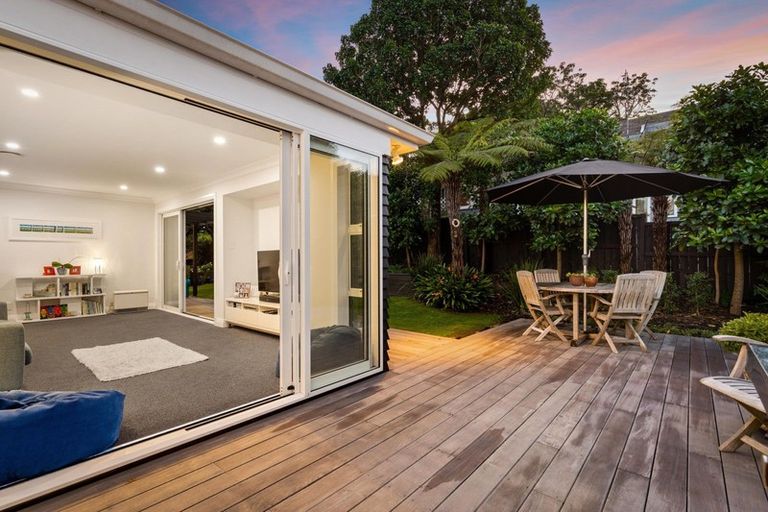 Photo of property in 37 Eastcliffe Road, Castor Bay, Auckland, 0620