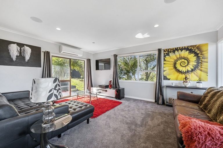 Photo of property in 9 Salford Street, Newlands, Wellington, 6037