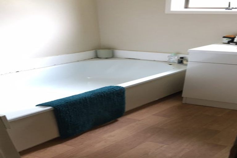 Photo of property in 1/3 Tusac Place, Totara Vale, Auckland, 0627