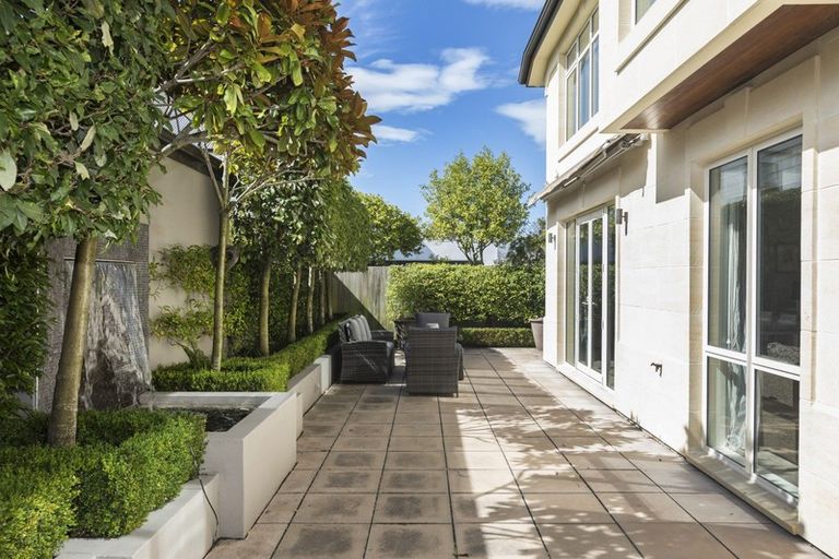 Photo of property in 103 Aikmans Road, Merivale, Christchurch, 8014