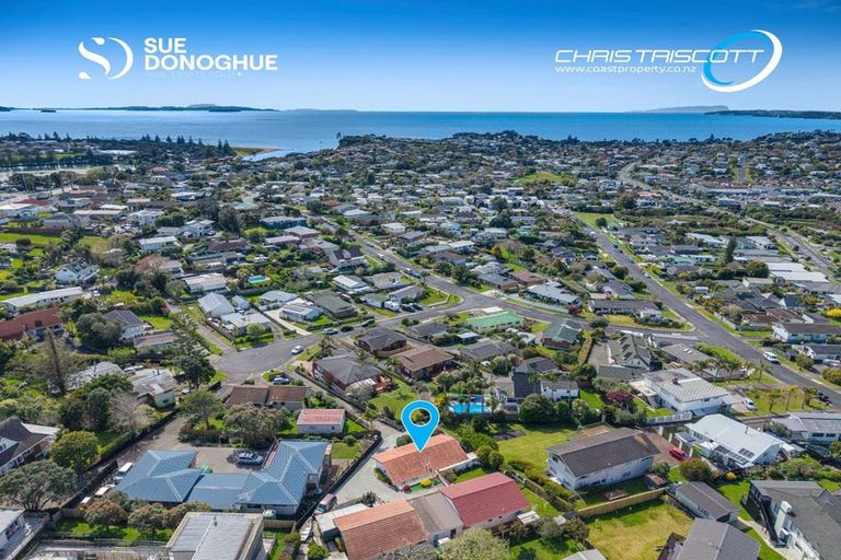 Photo of property in 12a Eagle Place, Red Beach, 0932