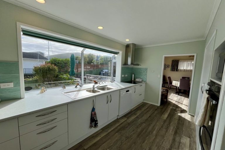 Photo of property in 1 Spicer Place, Tawa, Wellington, 5028