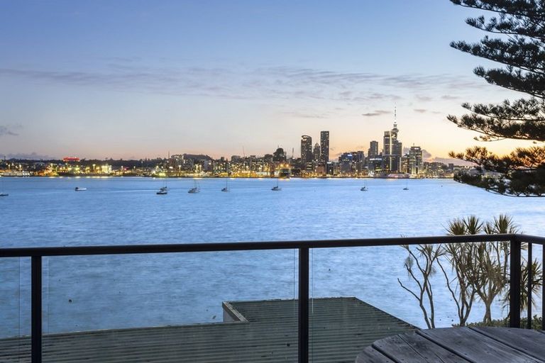 Photo of property in 5 Stanley Point Road, Stanley Point, Auckland, 0624