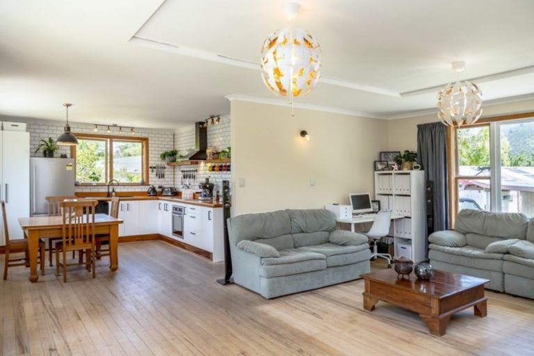 Photo of property in 9 Card Crescent, Featherston, 5710