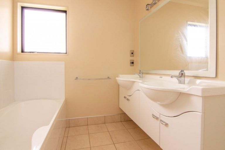 Photo of property in 4 Johnstone Drive, Fitzherbert, Palmerston North, 4410