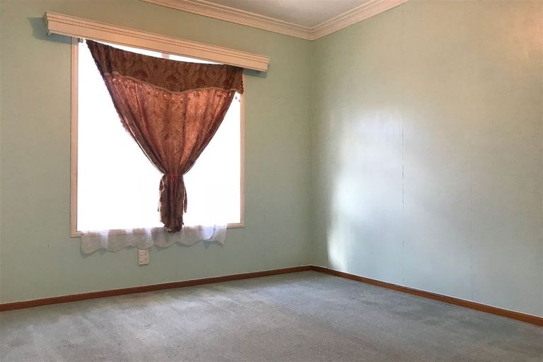 Photo of property in 28 Archibald Road, Kelston, Auckland, 0602