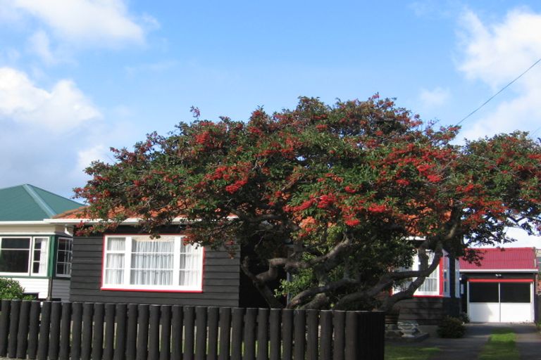 Photo of property in 35 East Street, Petone, Lower Hutt, 5012